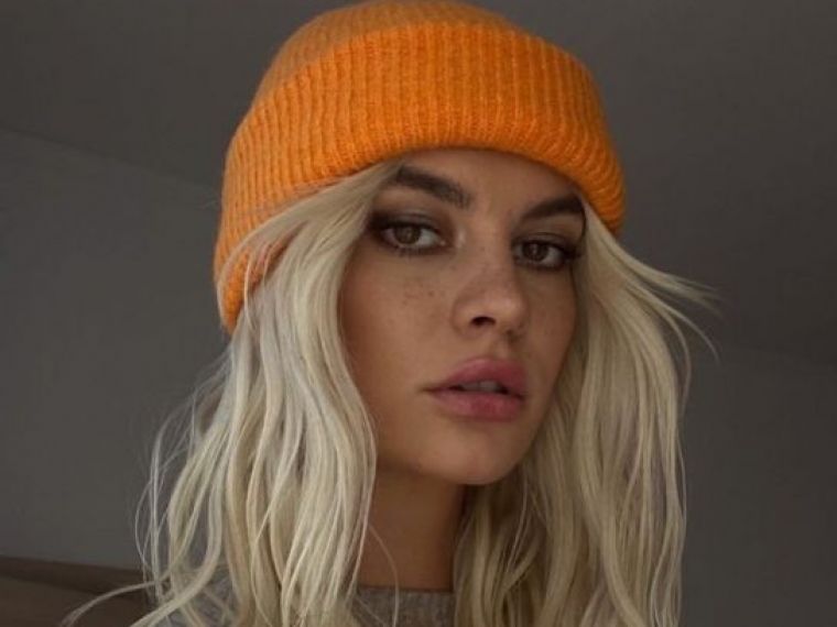 Imagine Stire Cum arăta Laura Giurcanu cu părul ras în cap. Influencerița a avut parte de multe schimbări în adolescență | 2review.ro