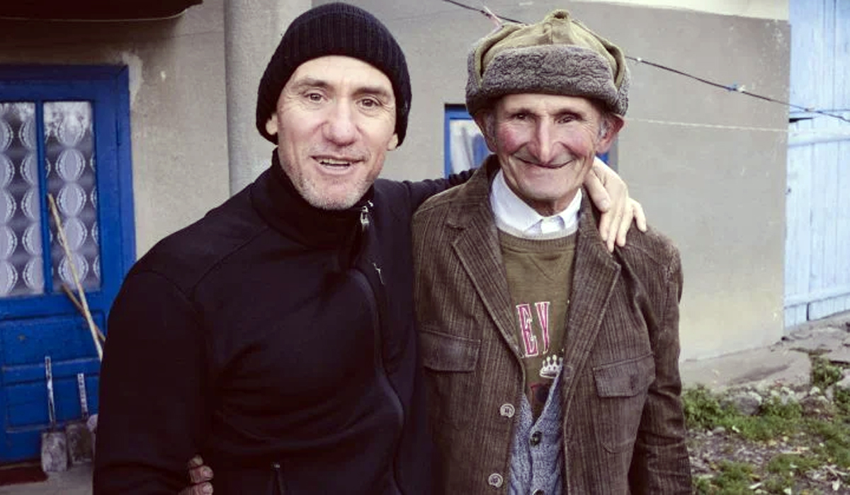 Imagine Stire Cine este Luca Sabin, de fapt, țăranul de 80 de ani din satul Râmeț, care a ajuns vedetă pe Netflix | 2review.ro