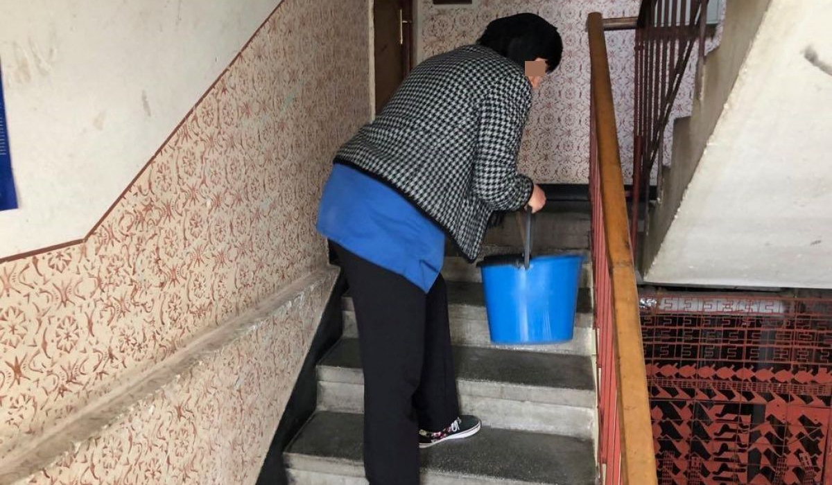 De necrezut! Câți lei primește salariu o femeie de serviciu care face curat într-un bloc din București