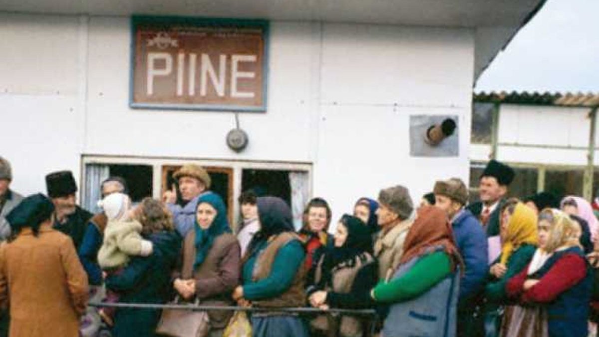 Imagine Stire BANC | Pe timpul comuniștilor, coadă mare. Un bărbat îl întreabă pe ultimul: „Pentru ce stați aici?” | 2review.ro