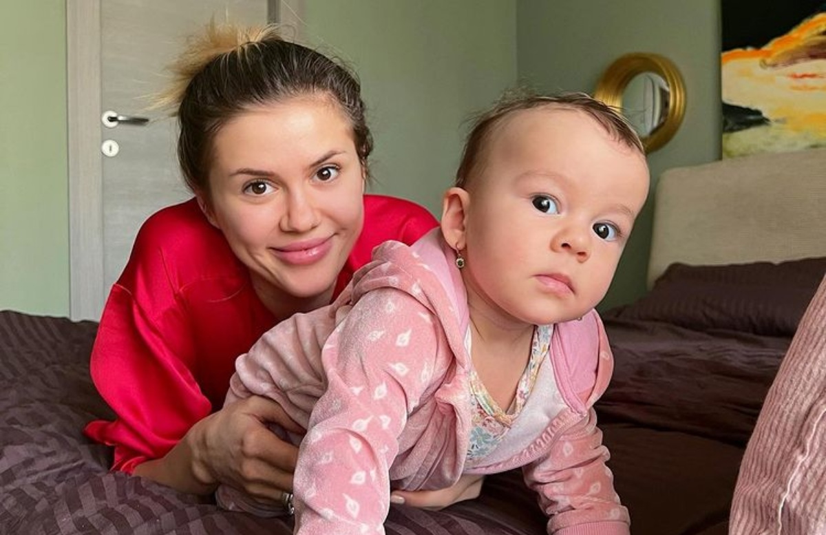 Imagine Stire Emily Burghelea, de urgență la spital cu fetița ei: ”Mi-a fost frică toată noaptea că o să se sufoce” | 2review.ro