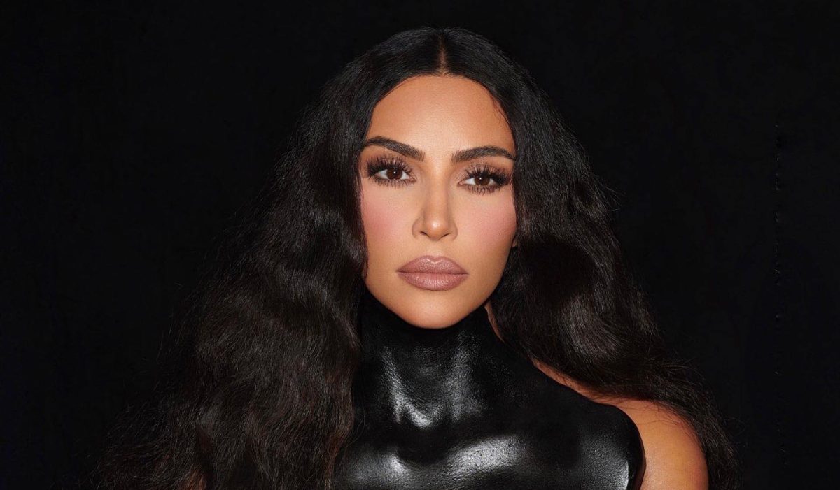 Imagine Stire Accesoriul bizar cu care a fost surprinsă Kim Kardashian la piscină. Fanii, confunzi când au văzut-o aşa | 2review.ro