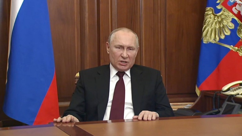 Semnificaţia ascunsă din ţinuta lui Vladimir Putin. De ce a purtat cravata vişinie când a anunţat că va invada Ucraina