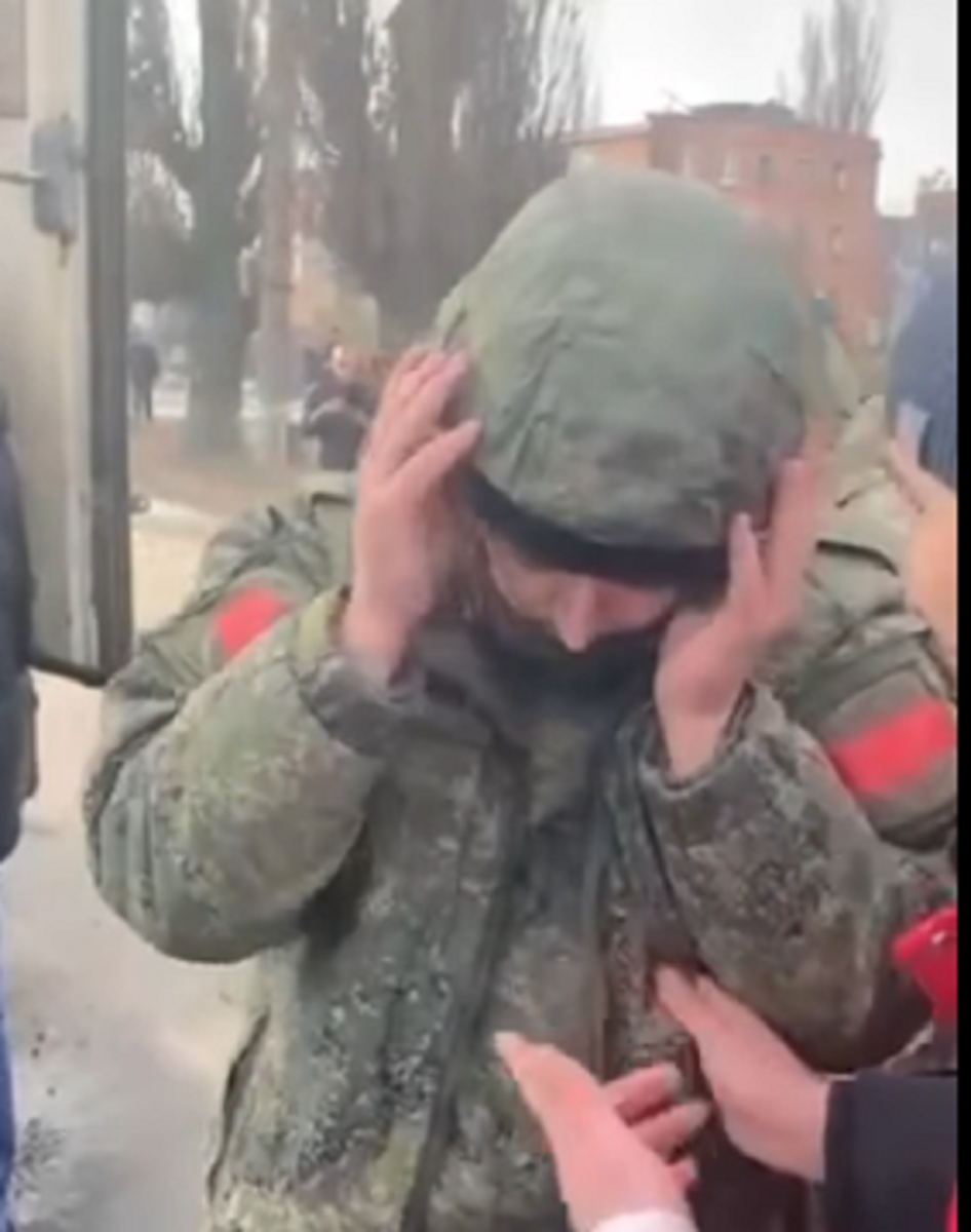 Trei soldați ruși au fost dezarmați și capturați de civilii din Ucraina