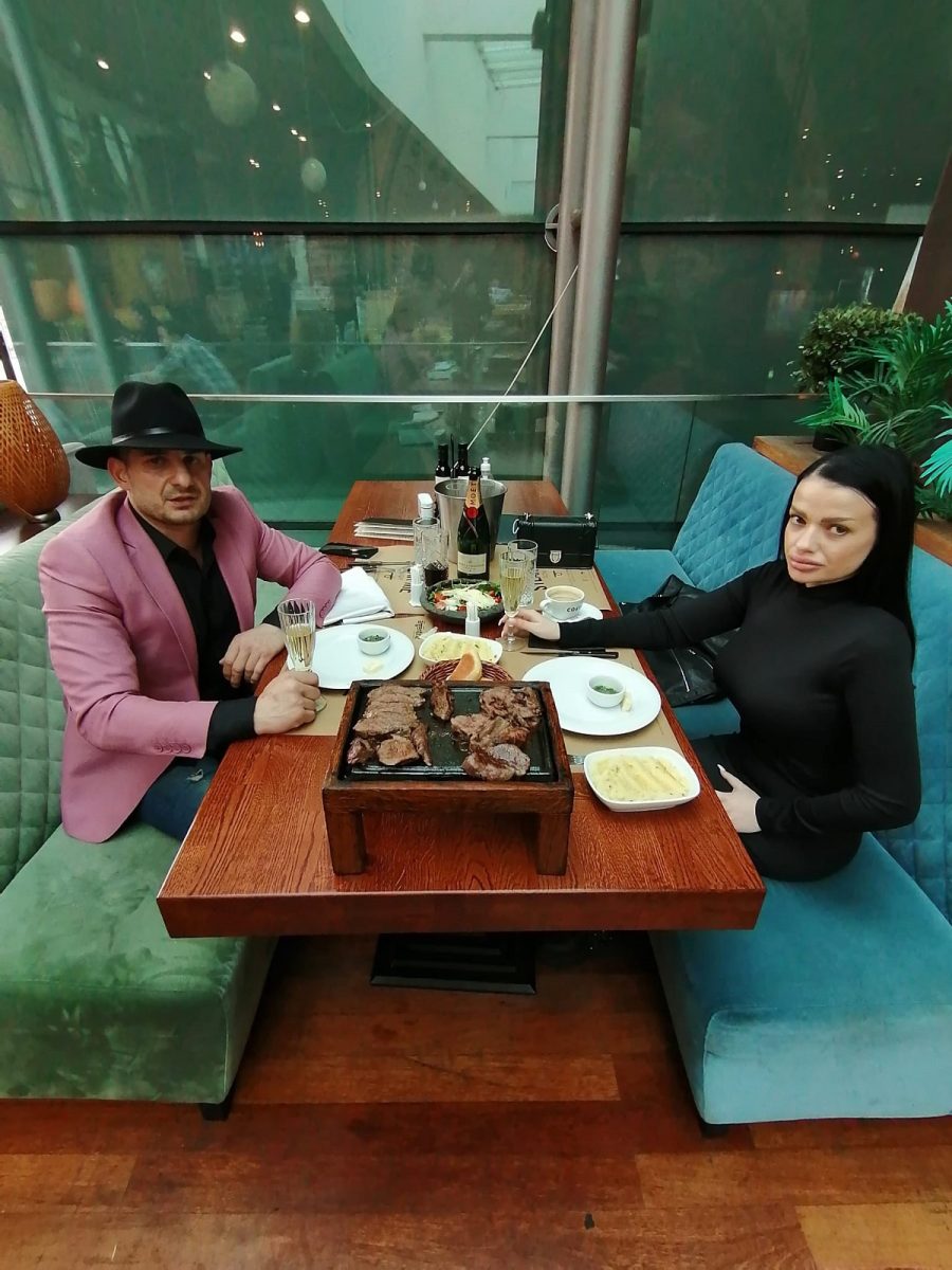 Imagine Stire Mircea Ursu și soția lui au împlinit un an de căsătorie! ”Bodyguardul lui Dumnezeu” și partenera au sărbătorit în oraș! | 2review.ro
