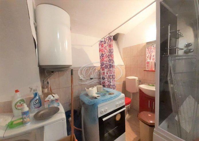 Garsonieră cu bucătăria în baie, la Cluj-Napoca. Preţul încredibil cu care se vinde locuinţa cu WC-ul ascuns după aragaz