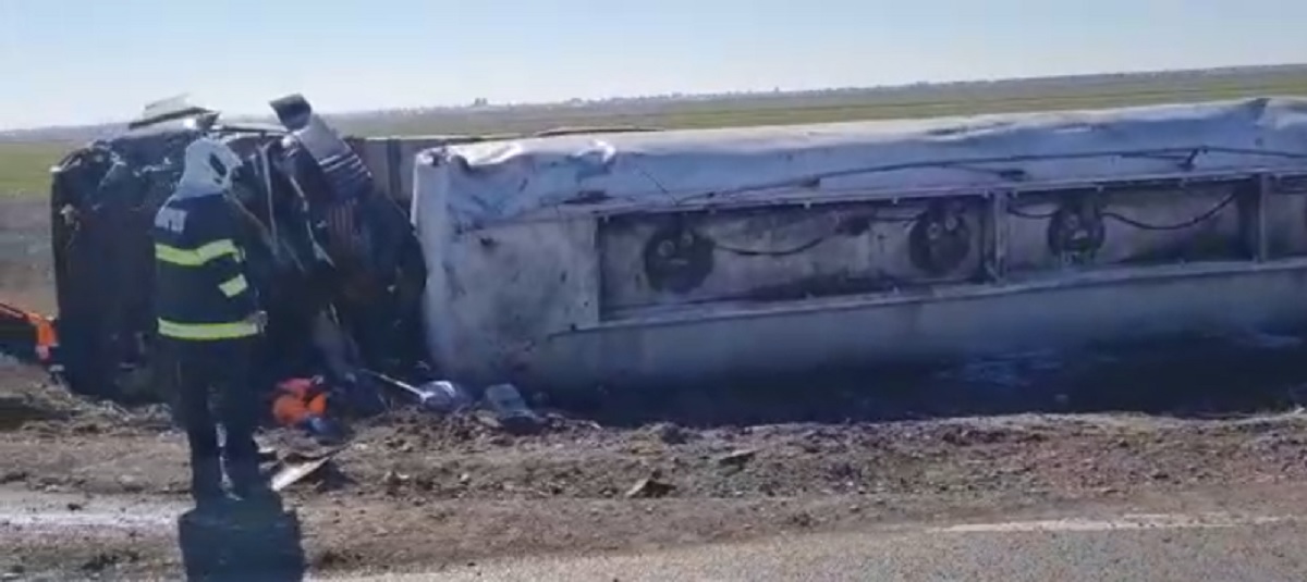 VIDEO | Cisternă cu motorină, răsturnată pe centura Ploieștiului. Este risc de explozie