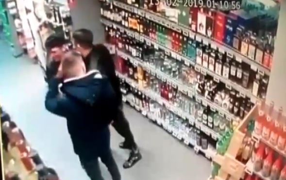 Ce au pățit trei tineri după ce au furat opt sticle de wkisky dintr-un supermarket din Tulcea. Decizia magistraților