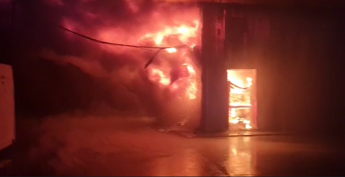VIDEO | Pericol de explozie! Arde fabrica de mezeluri din Mizil, Prahova!
