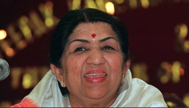 Imagine Stire Doliu în lumea muzicii. S-a stins din viață Lata Mangeshkar, cunoscută ca “privighetoarea de la Bollywood” | 2review.ro