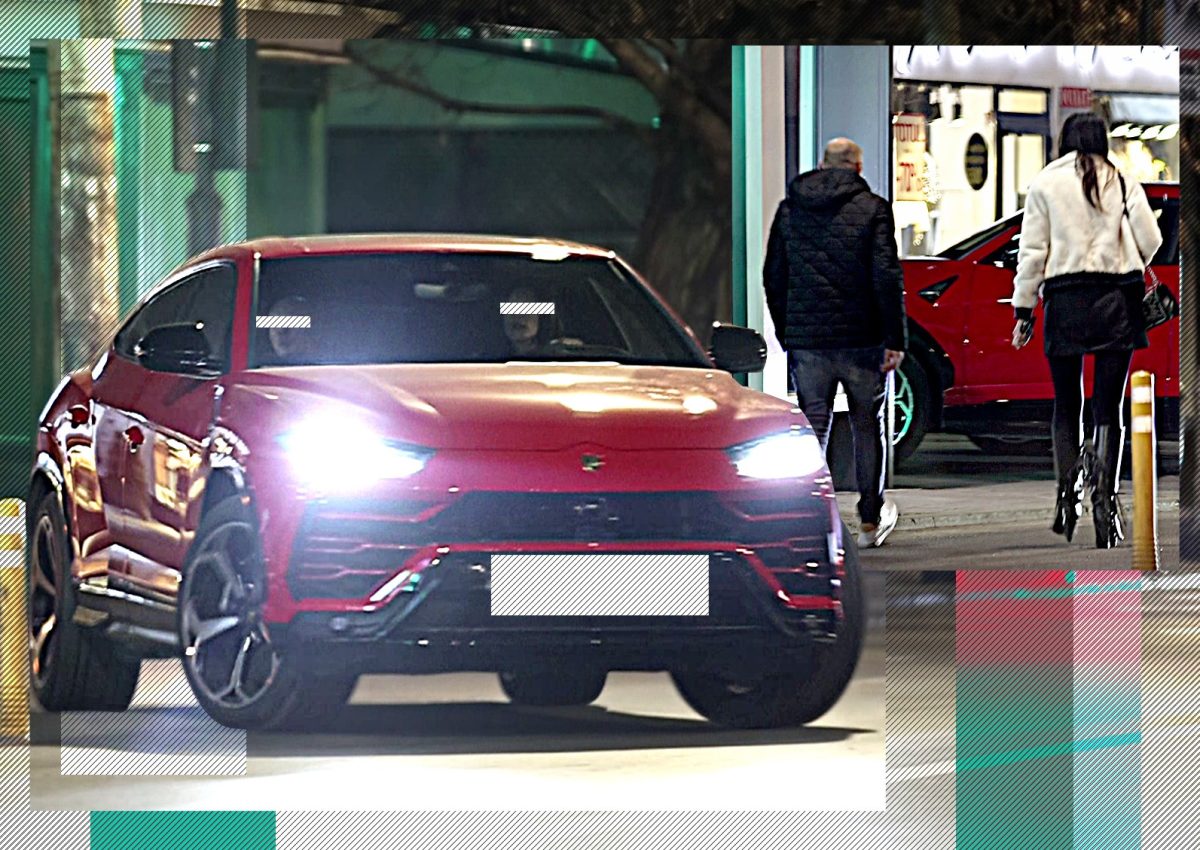 Imagine Stire Deși sunt îmbrăcați ca oamenii de rând, Lamborghini-ul roșu i-a dat de gol! Discreții multimilionari au atras toate privirile pe Dorobanți! | 2review.ro