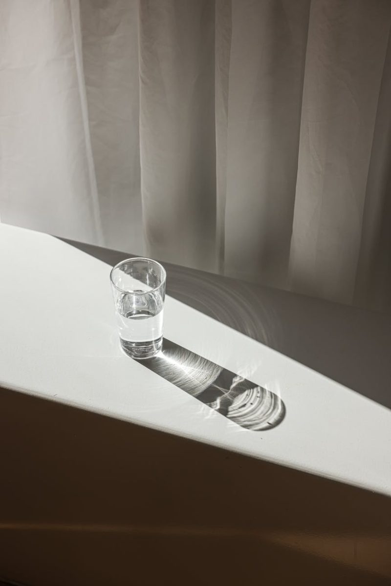 Ce se întâmplă dacă pui un pahar cu apă și sare în sufragerie? Trucul care te poate uimi