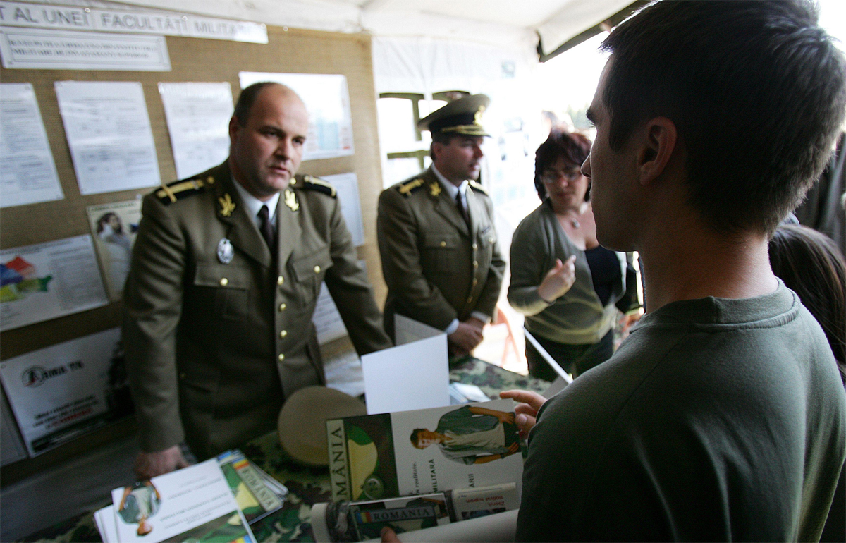 Cum poți scăpa de armată, în cazul în care ești chemat la război. Ce scrie în articolul 32 din Legea 446/2006