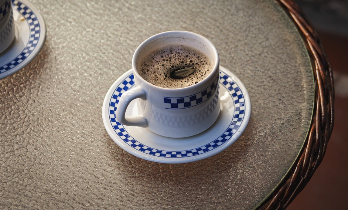 Ce se întâmplă dacă amesteci în cafea cu un cuţit? Superstiţiile care te uimesc