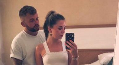 Detaliul rușinoș care le-a scăpat! Ce selfie din vacanță au putut să le trimită doi tineri părinților!