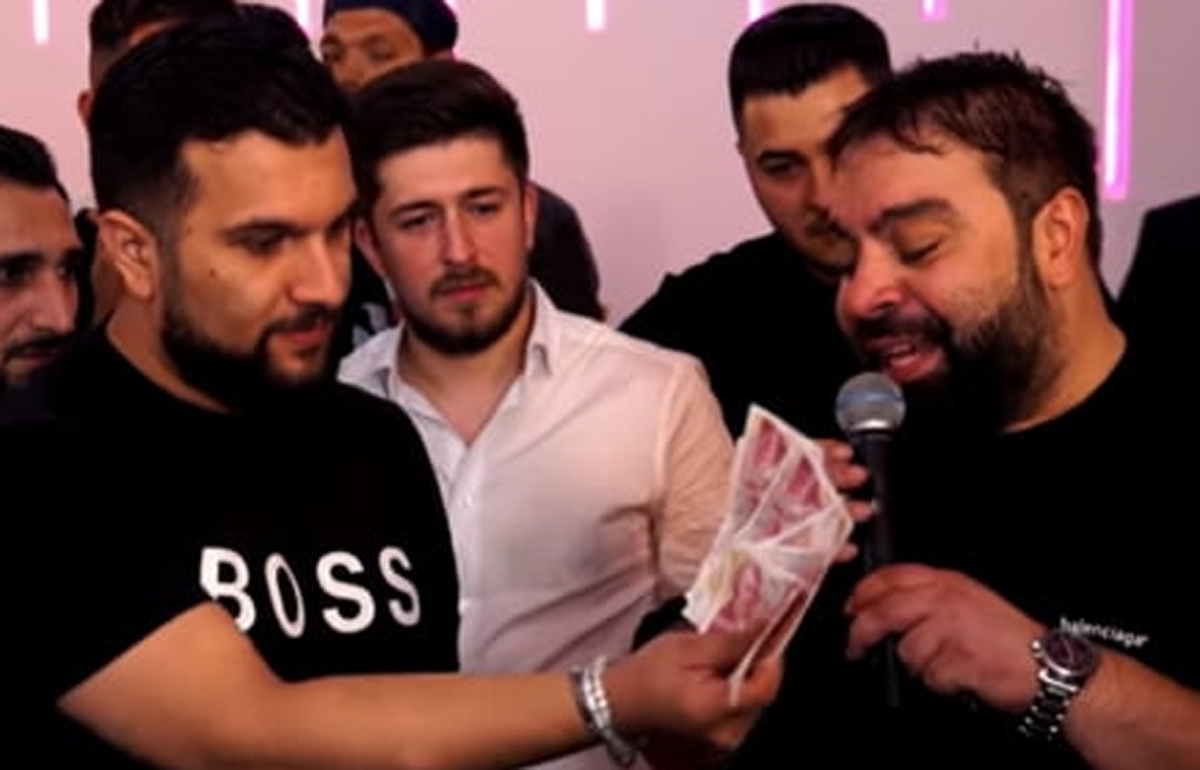 Un bărbat i-a dat lui Tzancă Uraganu bani falși pentru dedicații. Cum a reacționat manelistul când și-a dat seama