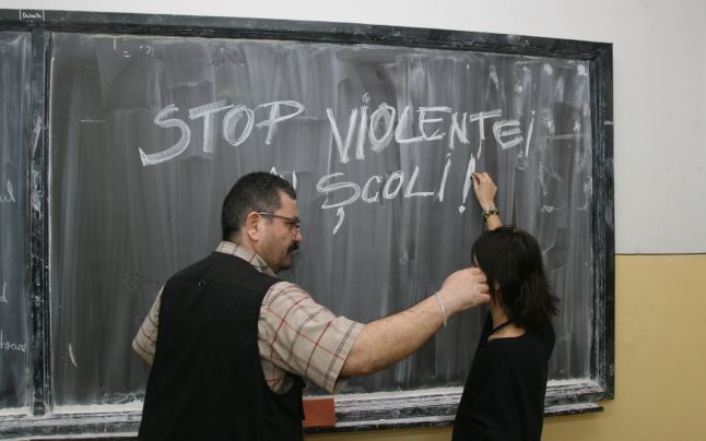 Un profesor din Cluj, acuzat că a bătut un elev de clasa a VI-a în fața colegilor lui