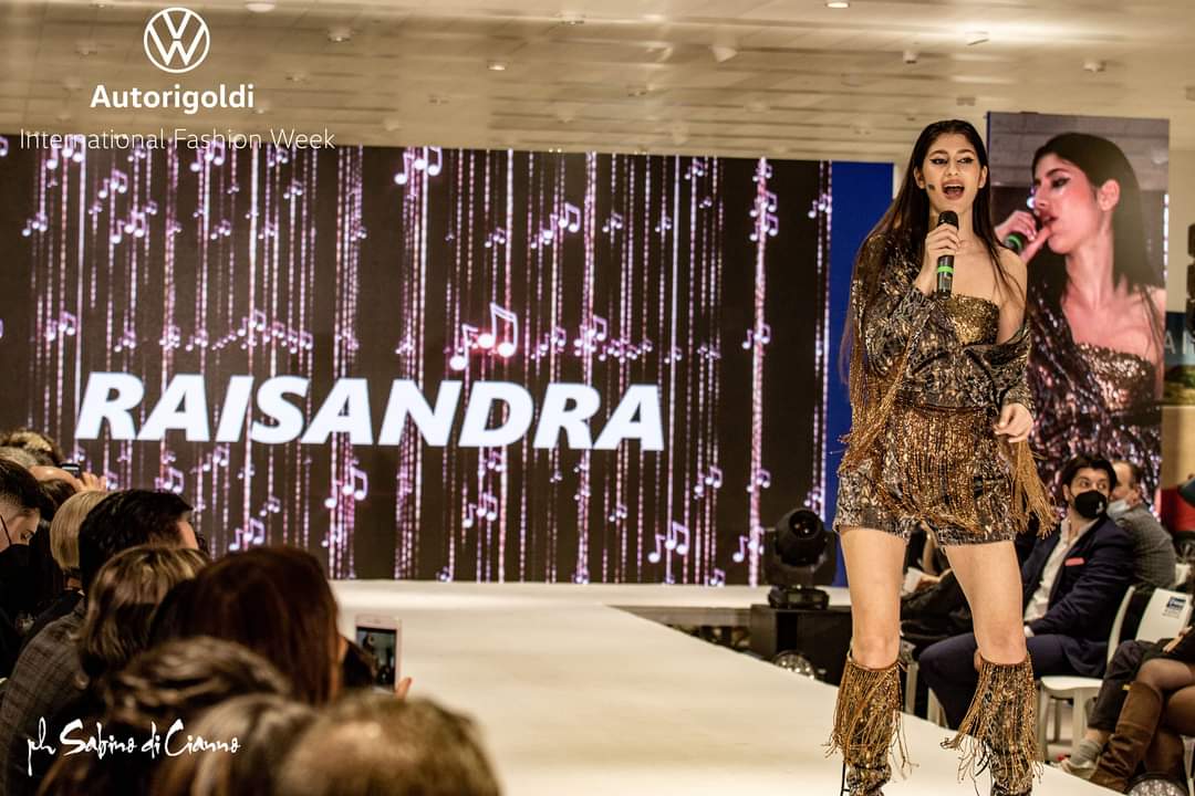 Raisandra, solidară cu poporul ucrainean la “Milano Fashion Week”. Gestul de suflet pe care l-a făcut pe scenă, în timpul defilărilor și reprezentațiilor | FOTO + VIDEO