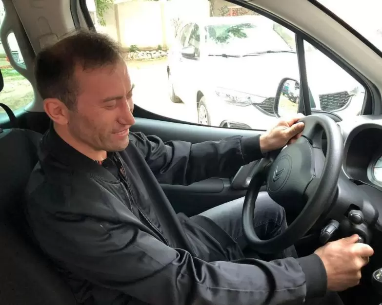 Vă mai amintiţi de Vulpiţa şi Viorel Stegaru, de la Blăgeşti? Au dat lovitura vieţii, după ce au apărut la Acces Direct. Ce maşină conduce acum Viorel