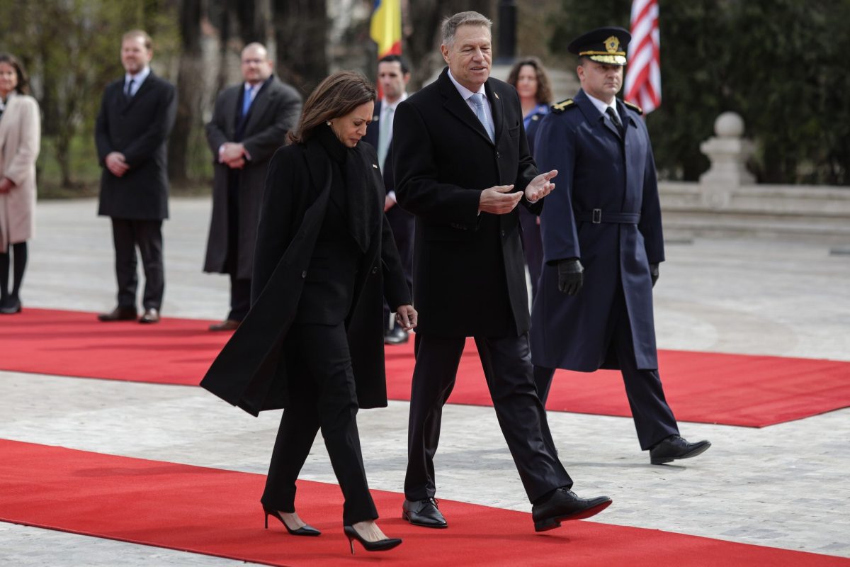 Imagine Stire Moment amuzant la întâlnirea Kamalei Harris cu Klaus Iohannis. S-a pus în genunchi şi i-a uimit pe toţi | 2review.ro