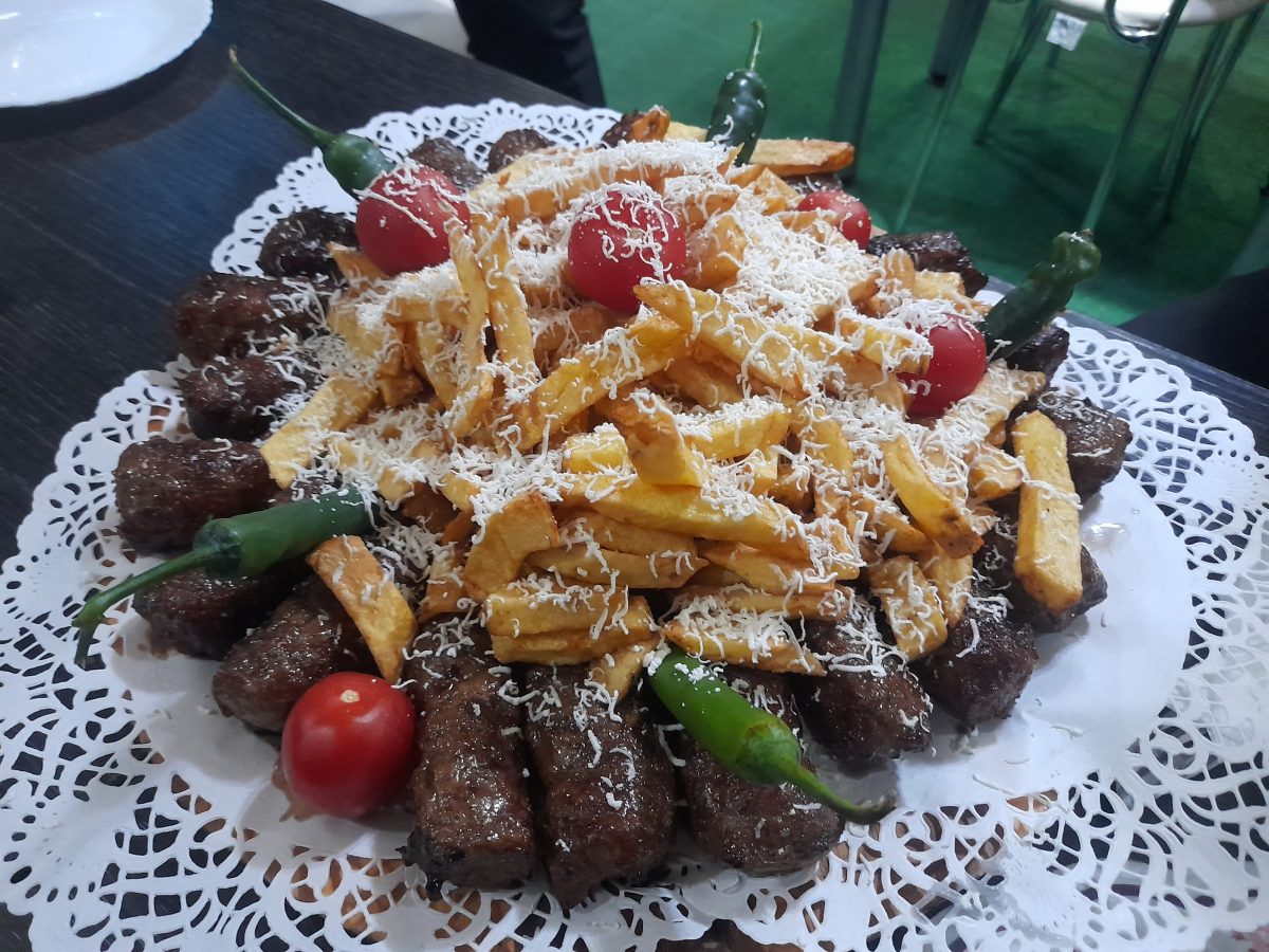 Imagine Stire Cât costă un platou cu 20 de mici si cartofi la restaurantul lui Luis Stan. Mănânci până dai în „boala copiilor” | 2review.ro