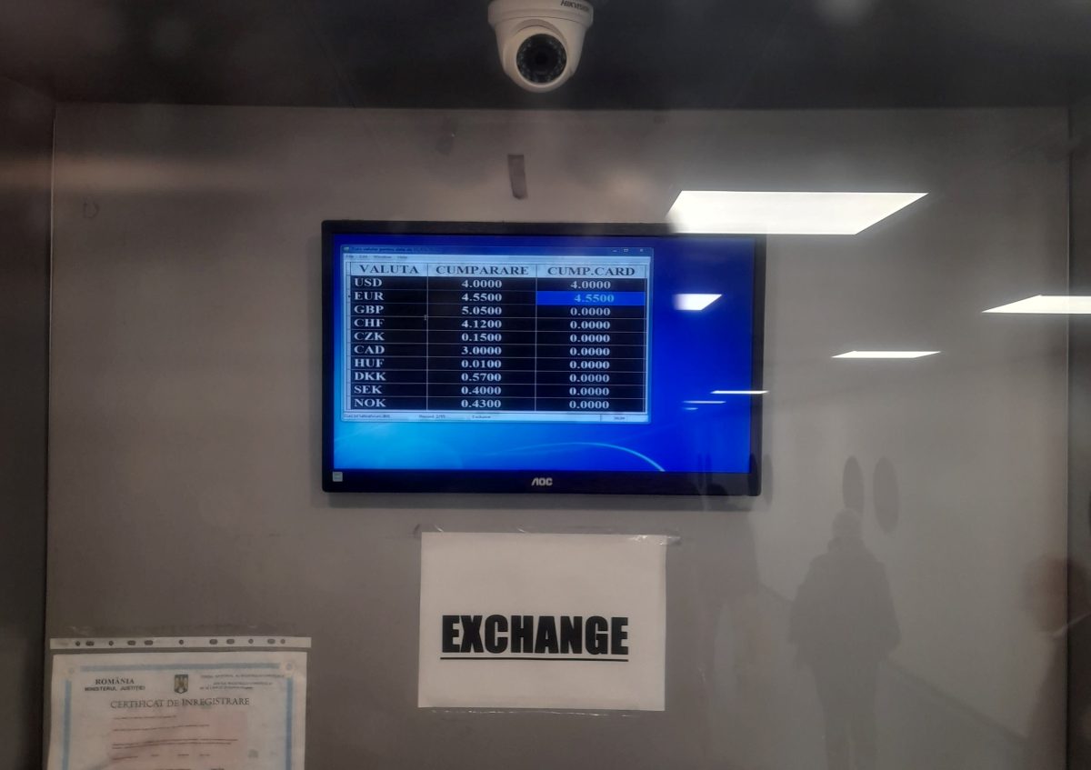 Cu cât se cumpără un EURO în aeroportul de la Otopeni. Cât plătesc casele de schimb