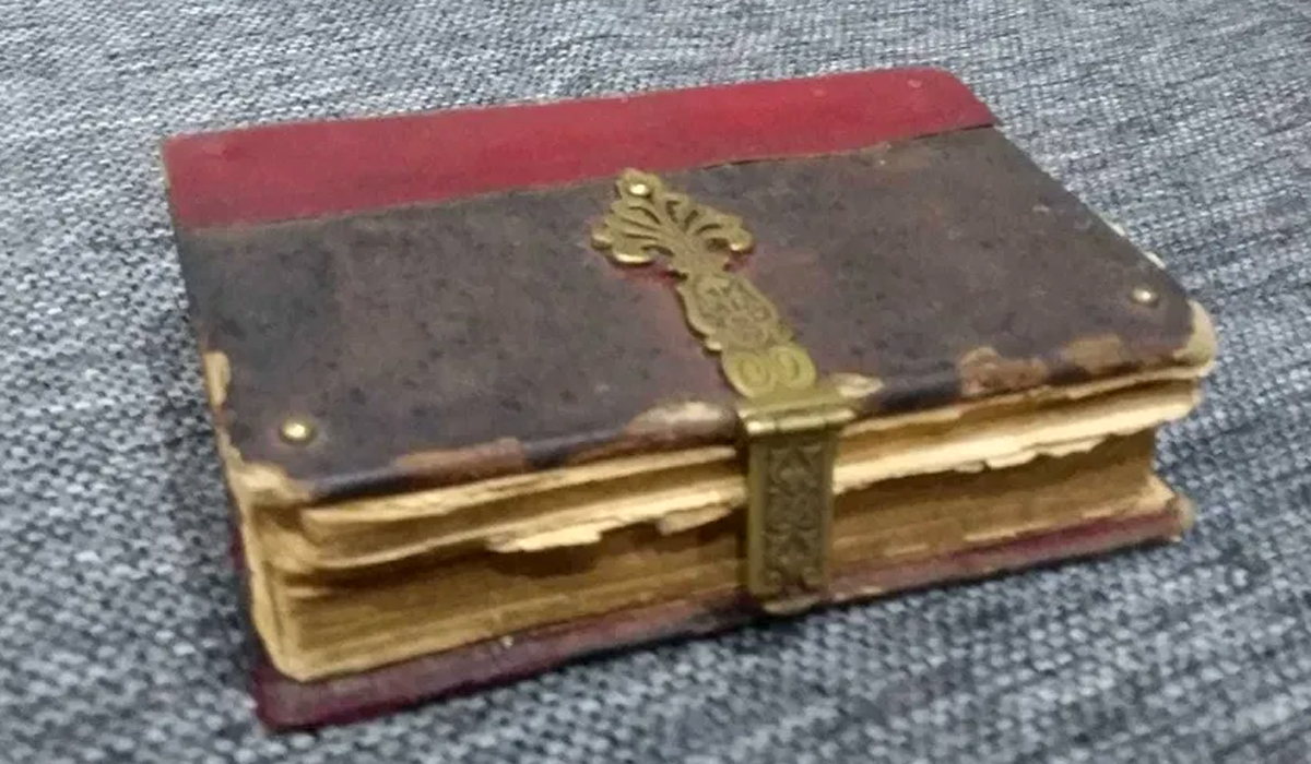 Dacă ai așa ceva acasă, te îmbogățești! Această Biblie se vinde cu 500.000 de lei acum, în 2022