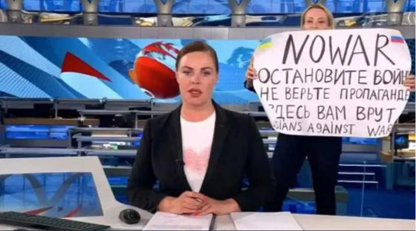 Jurnalista Marina Ovsianikova ar fi fost reținută în Rusia. Femeia intrase cu o pancartă cu mesajul „Nu războiului”, în direct, pe TV, în luna martie