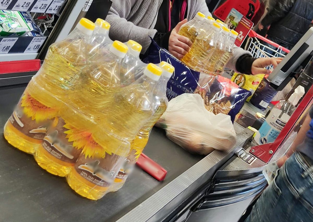 Alimentul care a isterizat România! După criza de la benzinării, românii au lăsat magazinele fără ulei