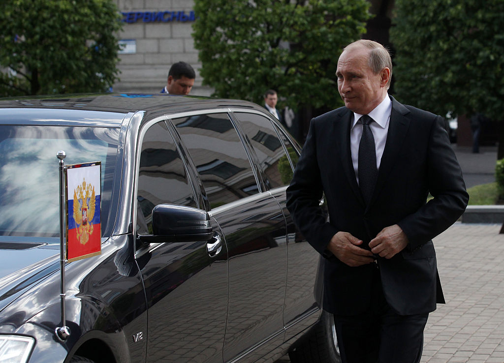 Imagine Stire Cum arată bolidul de 1 milion de dolari al lui Vladimir Putin? Este făcut să reziste chiar şi atacurilor chimice | 2review.ro