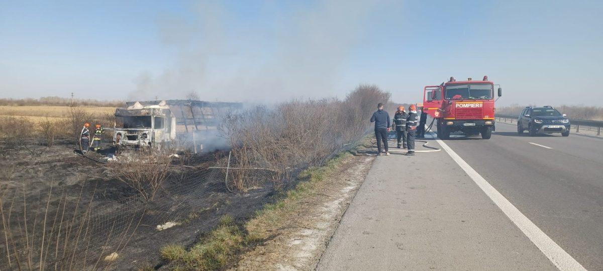 Un TIR s-a făcut scrum pe A1. Șoferul a sărit din vehicul în ultimul moment. Traficul a fost blocat