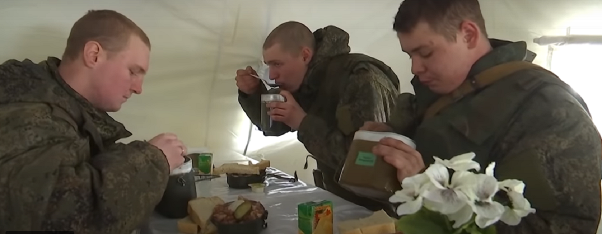 Ce mănâncă soldații ruși din Ucraina, de fapt. Cum au fost filmați