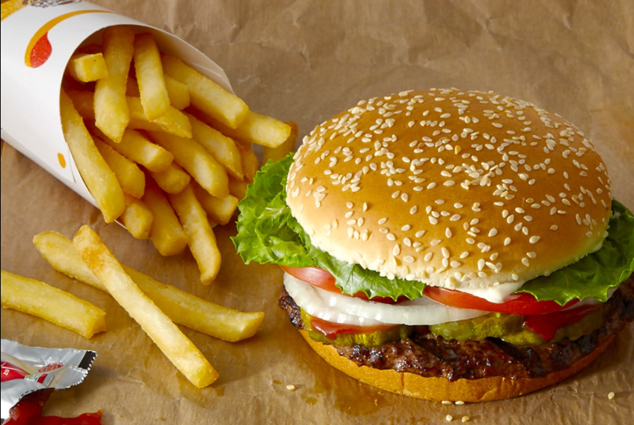Ce salariu are un angajat de la Burger King, în România? Cât primesc lunar cei care lucrează la KFC sau Mc Donald’s