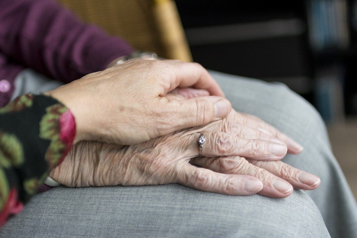 Imagine Stire Badantă româncă, acuzată că i-a bătut pe bătrânii de care trebuia să aibă grijă. Femeia a dispărut fără urmă | 2review.ro