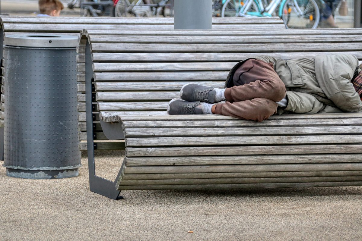 Imagine Stire Cum au reacţionat voluntarii după ce un om al străzii din Bucureşti a venit să doneze pentru refugiaţii din Ucraina | 2review.ro