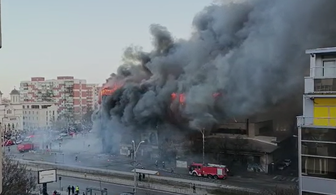 BREAKING NEWS! Incendiu de proporții în București! Arde un centru comercial. Imagini cumplite