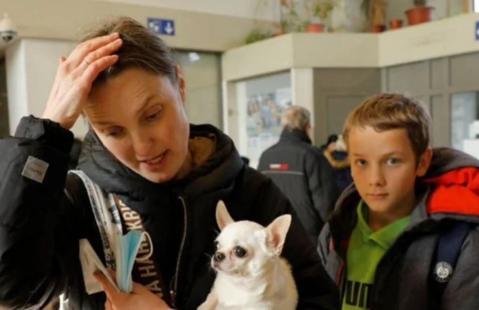 Imagine Stire Ți se rupe sufletul! Povestea Juliei, femeia care a fugit cu fiul ei din calea războiului: ”De 7 zile plâng. Nu mai am lacrimi” | 2review.ro