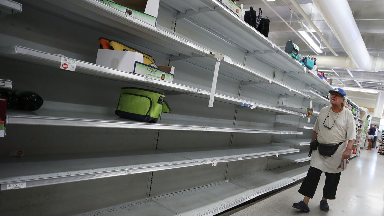 Oamenii au început să se bată pe mâncare în supermarketuri: „Fără sare, fără zahăr, fără paste, doar cu orez scump”