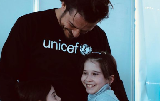 Imagine Stire Orlando Bloom se implică în criza din Ucraina! Actorul a venit în Republica Moldova pentru a ajuta copiii refugiați | 2review.ro