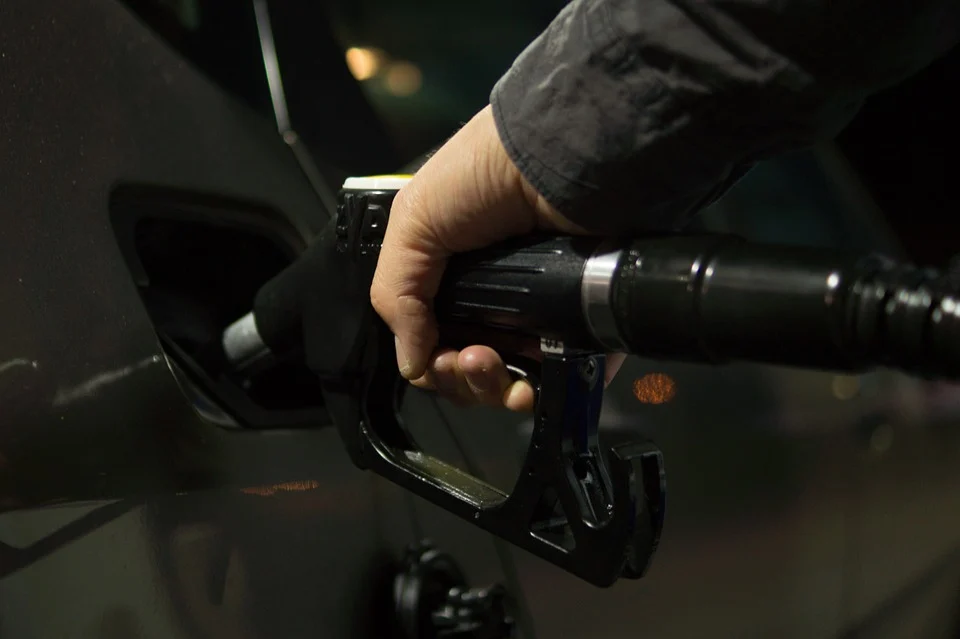 Vești bune pentru șoferi. Ce se întâmplă cu prețul petrolului