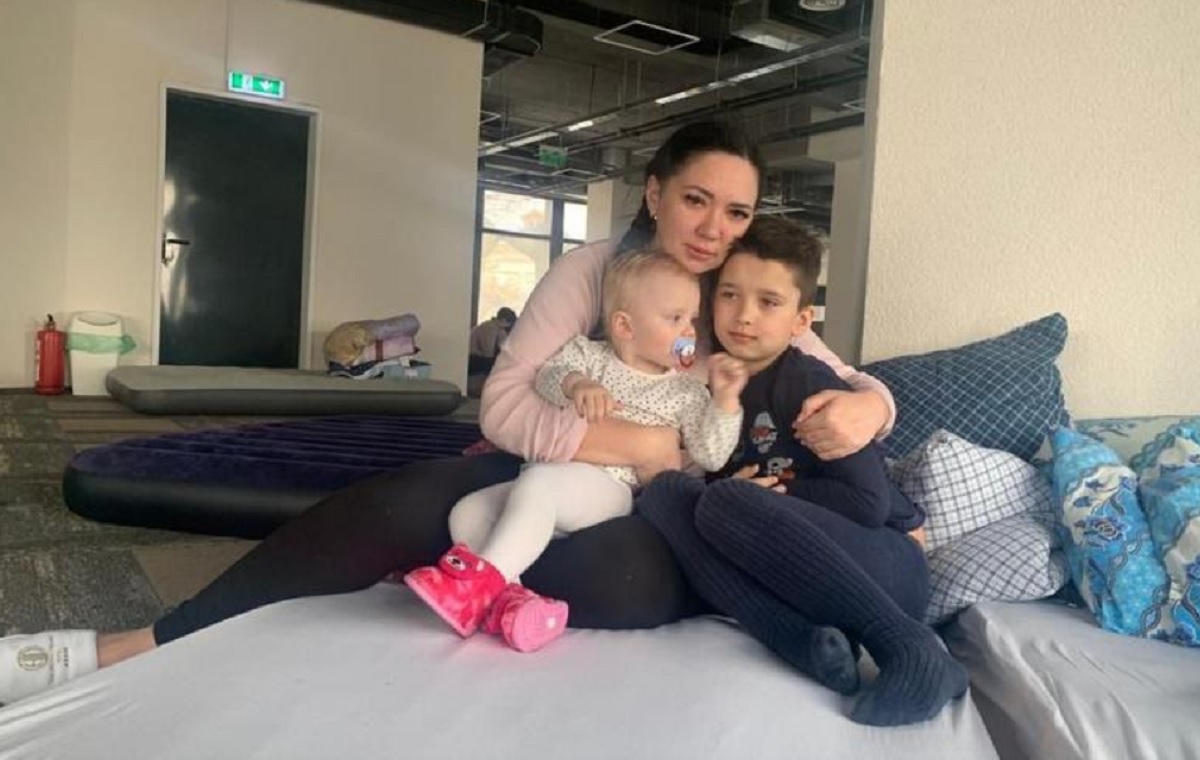 Imagine Stire Mărturisirile cutremurătoare ale unei refugiate din Ucraina. La câțiva metri de casa ei a căzut o rachetă | 2review.ro