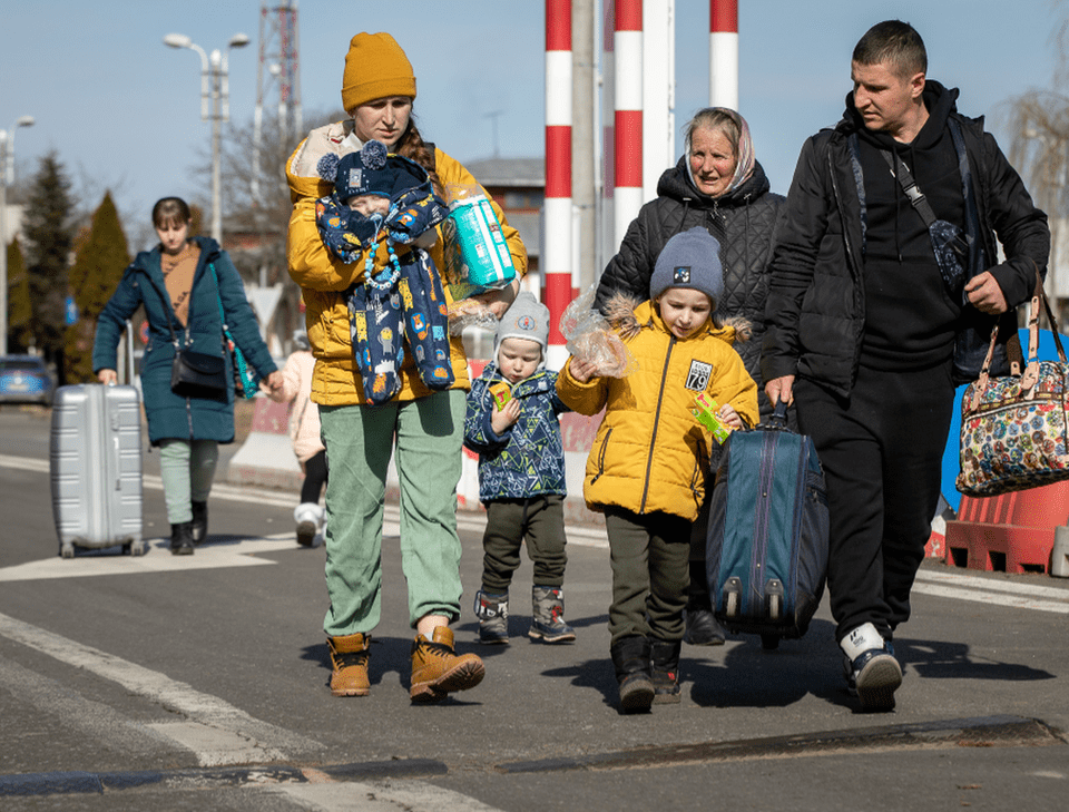 Imagine Stire Mesajul afişat de maşinile ucrainene, după ce intră în România! Care este motivul pentru care şi-au scris asta, pe parbriz | 2review.ro
