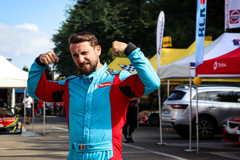 Dani Oțil la curse. Sursă foto: Facebook