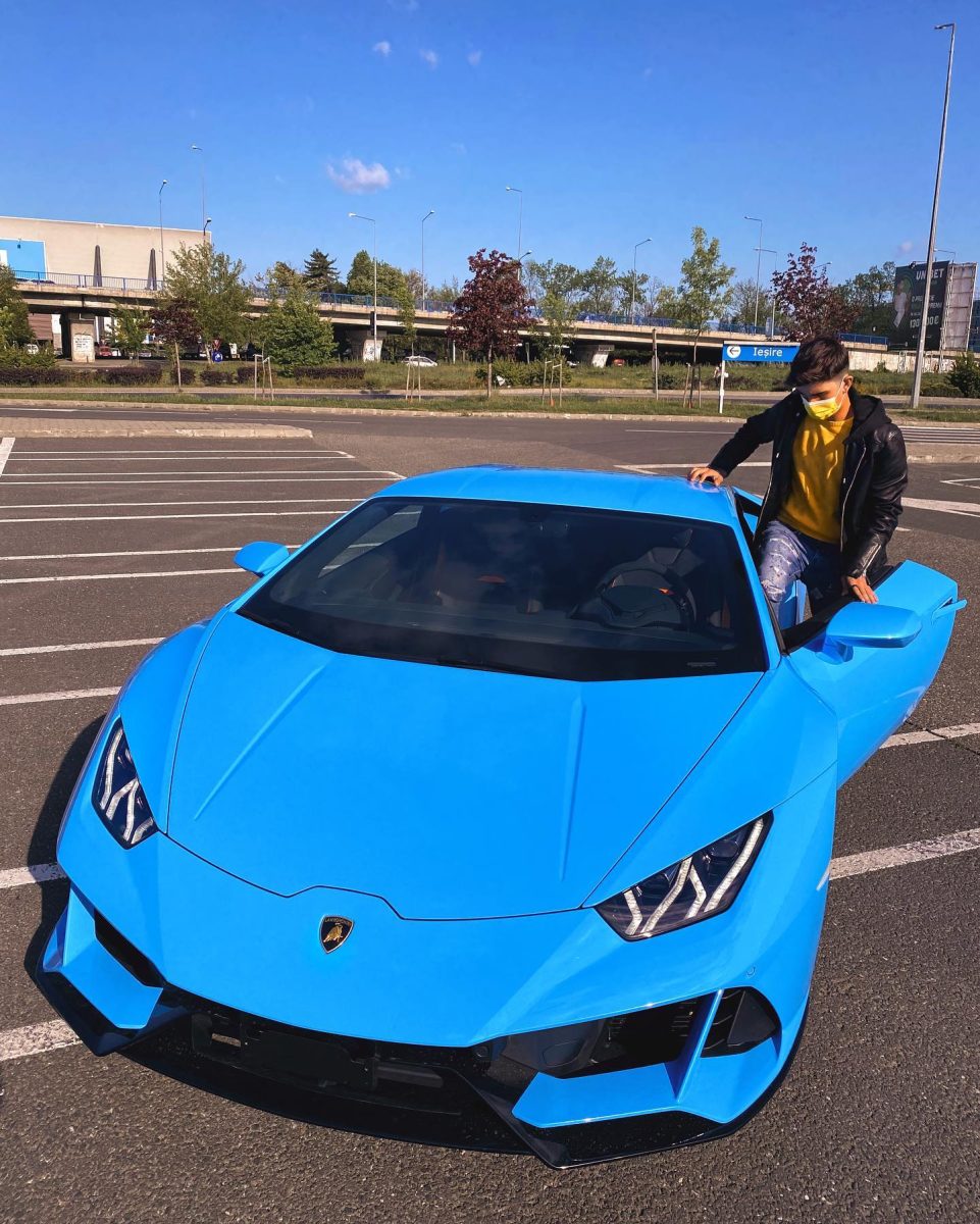 Imagine Stire Sebastian Dobrincu a dat alergatul în parc pe alergatul cu mașina! IMAGINI EXCLUSIVE cu bolidul de peste 200.000€ | 2review.ro