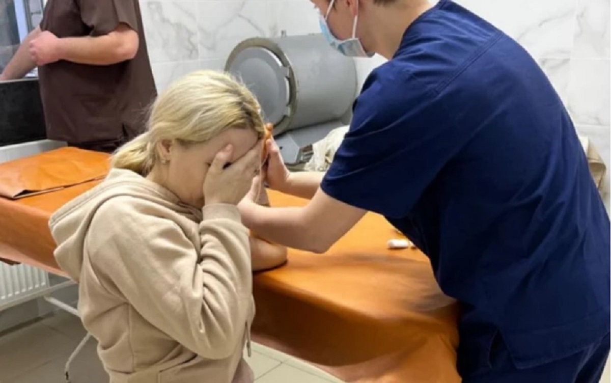 Imagine Stire Ți se rupe sufletul! Lesya, o ucraineancă din Kiev, și-a salvat fiica și băiețelul unei prietene de la moarte. Rușii trăgeau fără milă: ”Te iubesc! Suntem împușcați” | 2review.ro