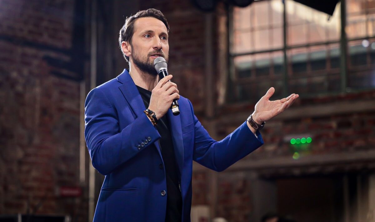 Imagine Stire La ce vârstă a avut Dani Oțil primul sărut. Prezentatorul TV a recunoscut că nu a fost vorba despre o femeie | 2review.ro