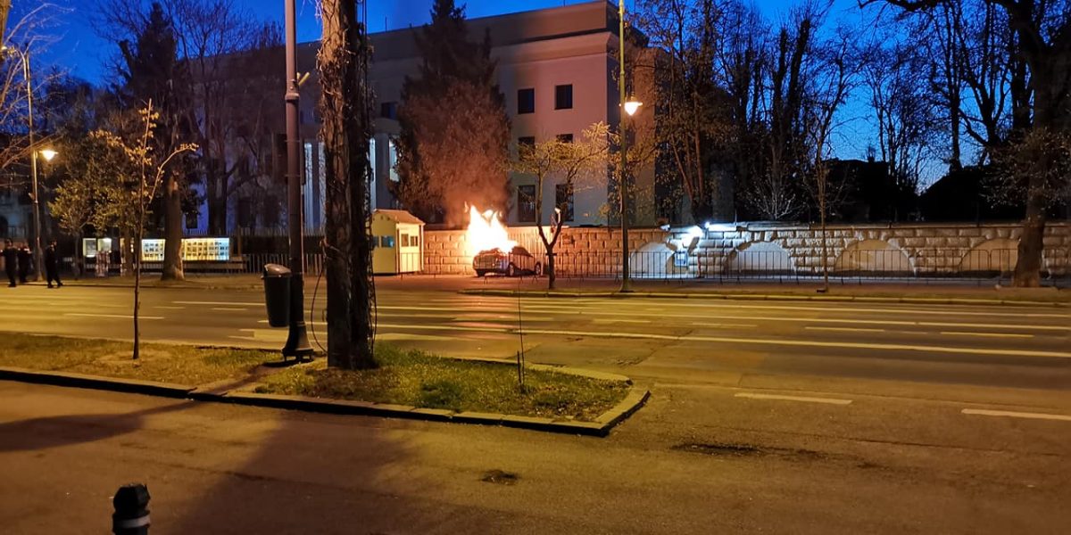 Incident şocant! A intrat cu maşina în sediul Ambasadei Rusiei în Bucureşti. Ce a strigat bărbatul înainte să moară carbonizat