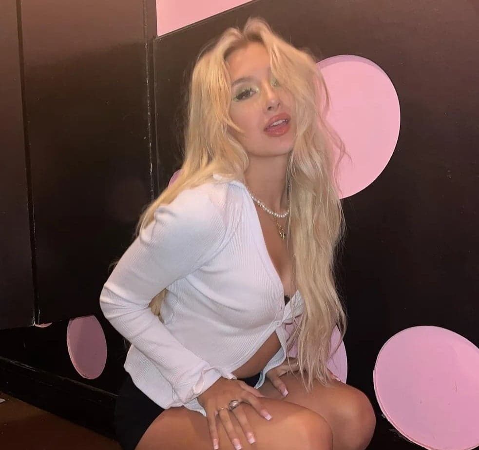 Incredibil! Chelnerița care câștigă într-o zi mai bine decât românii într-o lună. Sursă foto: Instagram