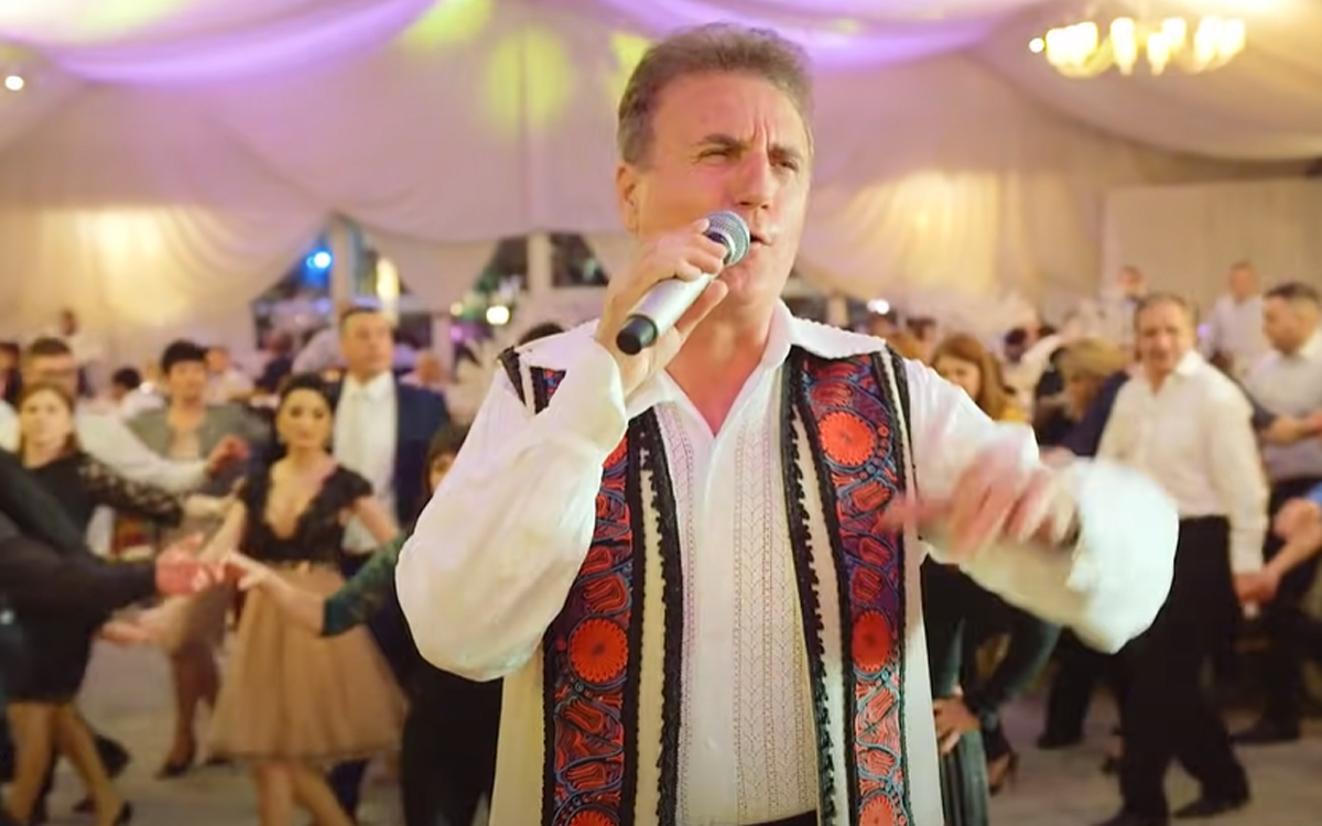 Imagine Stire I-am aflat tariful! Câți euro cere Constantin Enceanu pentru a cânta la o nuntă acum, în 2022 | 2review.ro