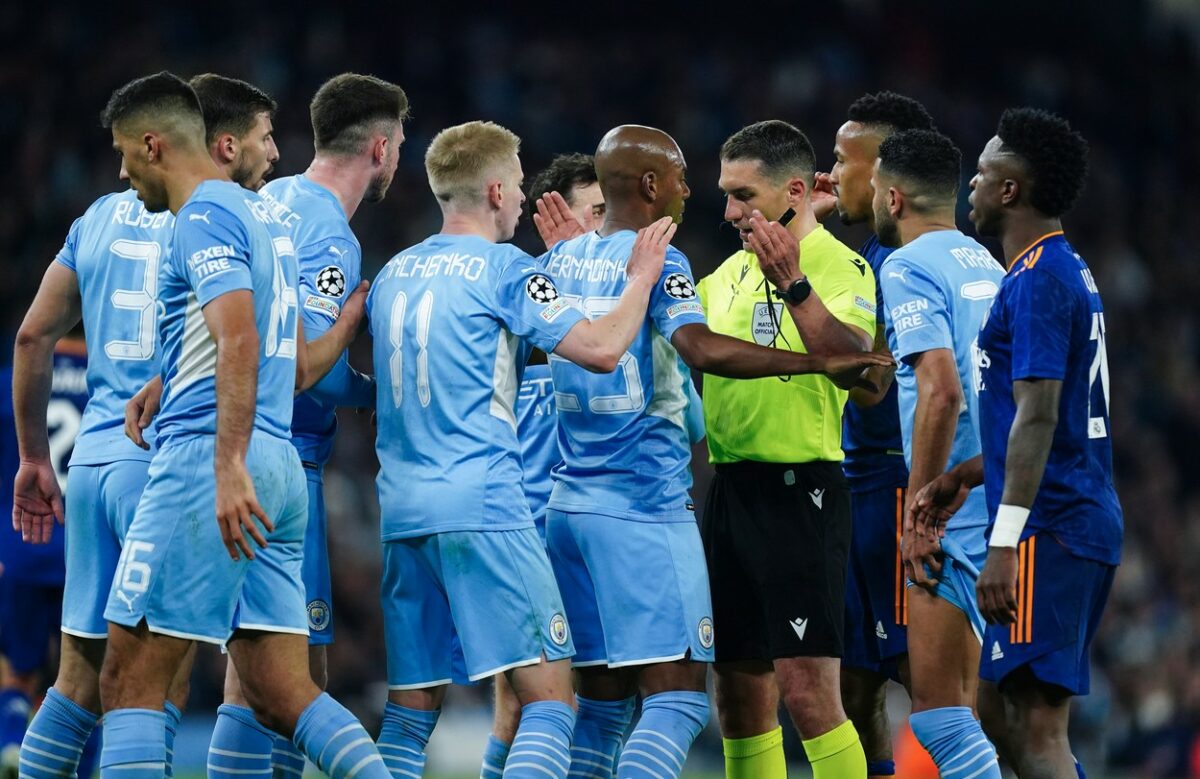 Imagine Stire Spectacol între „cetățeni” și „galactici” în turul semifinalei UCL cu Istvan Kovacs la centru! | 2review.ro